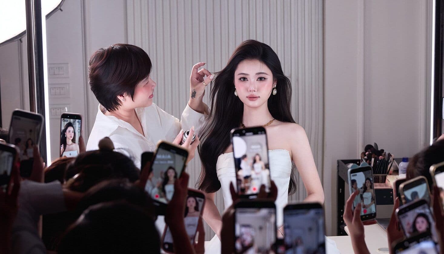 Trang Dona chỉnh phom tóc cho mẫu trước lớp