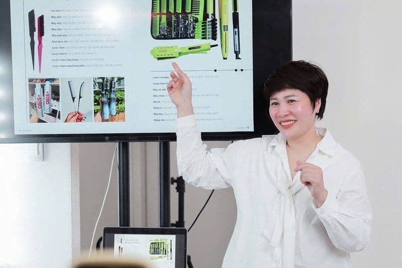 Cô Dona chia sẻ kinh nghiệm làm nghề bên màn hình trình chiếu