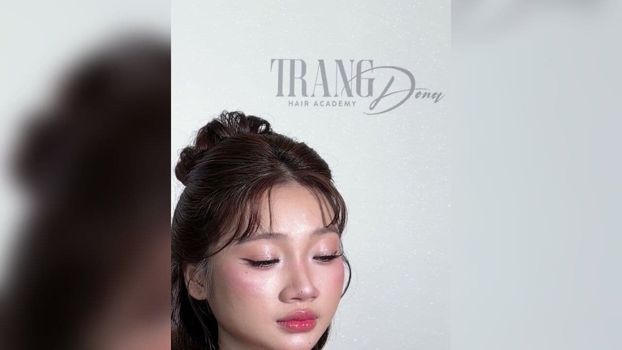 Kiểu tóc Sóng thả - búi nửa mái 5/5