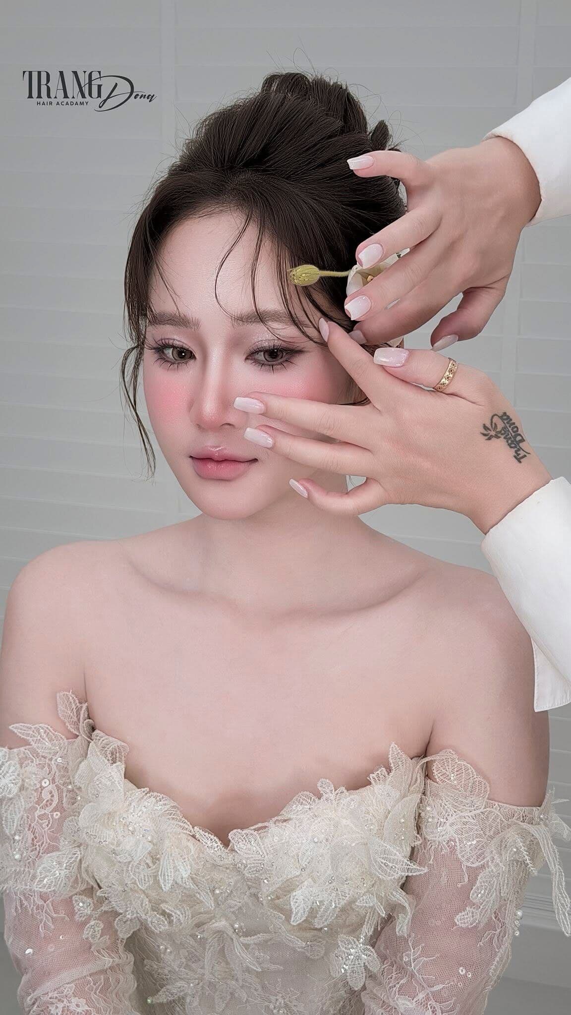 Cài phụ kiện cho kiểu tóc cô dâu